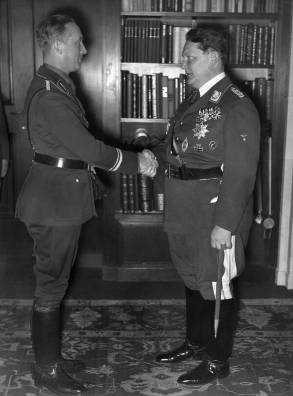 Staatskommissar Dr. Julius Lippert (links) überbringt die Neujahrswünsche der Stadt Berlin an Ministerpräsident Hermann Göring, 1. Januar 1934