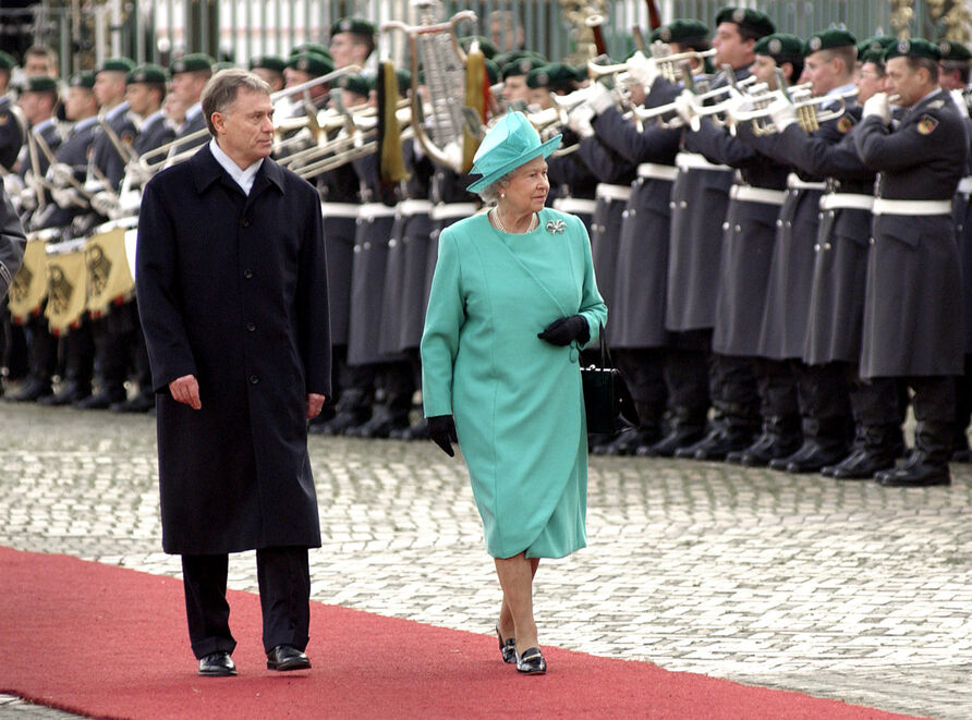 Königin Elizabeth II. von Großbritannien in Berlin 2004 Bundespräsident Horst Köhler begrüßt Königin Elizabeth II. im Hof von Schloss Charlottenburg mit militärischen Ehren.