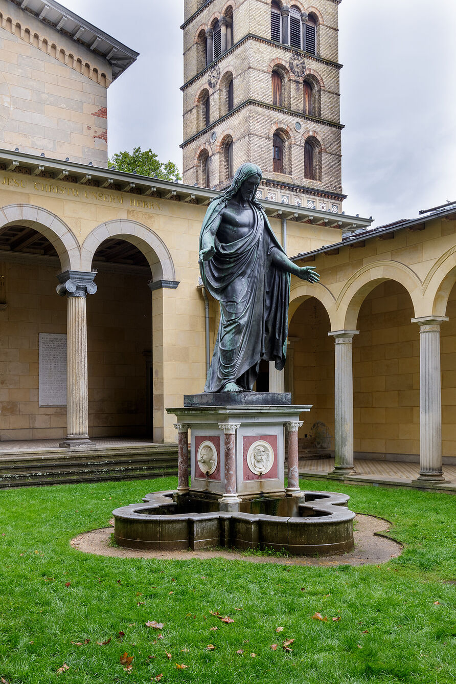 Friedenskirche, Atrium mit „Segnendem Christus“, Blickrichtung Osten