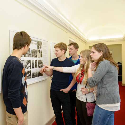 Schloss Cecilienhof und die Potsdamer Konferenz, Gruppe von Schüler*innen vor Ausstellungstexten