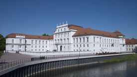 Schloss Oranienburg © SPSG / Hans Christian Krass Bei Anruf Kultur: Kunst & Politik – Macht und Familie