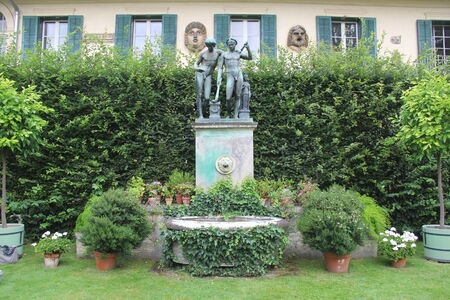 Die Ildefonso-Gruppe im Gartenhof des Schlosses Glienicke vor der Restaurierung