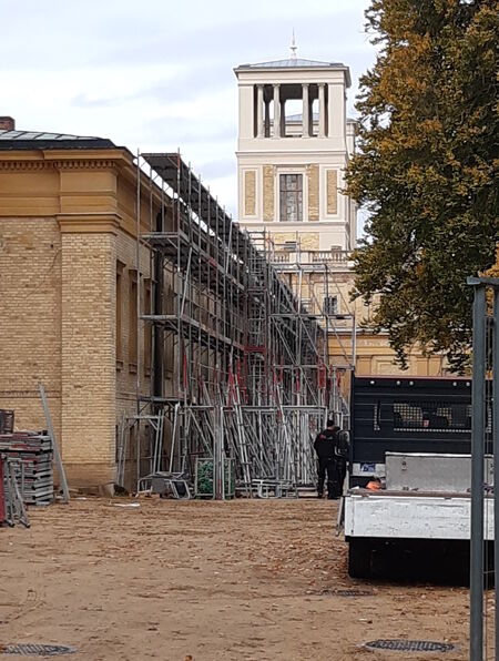 Gerüstbauarbeiten an der Südseite der Östlichen Pflanzenhalle des Orangerieschlosses