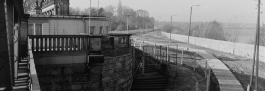 Grenzstation Glienicker Brücke, Potsdamer Seite mit Patrouillenweg in Richtung Neuer Garten, 1989