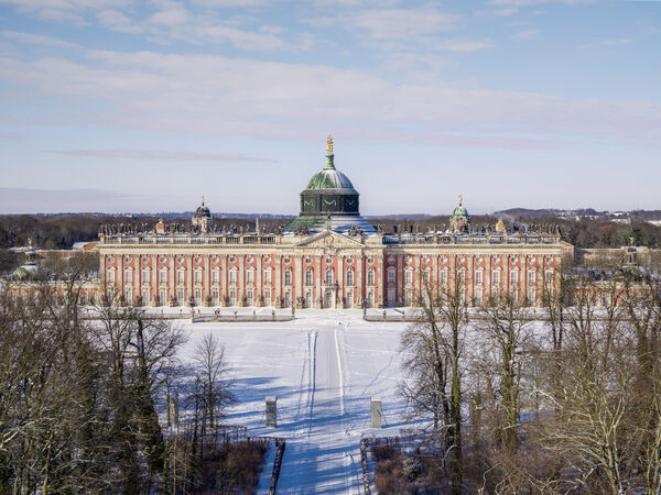Neues Palais im Winter, Blick auf die Gartenseite, im Vordergrund die schneebedeckte Hauptallee