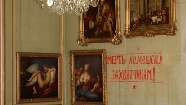 Neues Palais, Tamerlanzimmer mit russischen Schriftzeichen an der Wand © SPSG / Wolfgang Pfauder Kunst | Politik