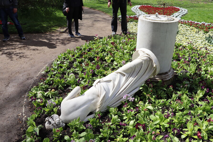 Von ihrem Sockel gestoßene Skulptur „Flora“ im Marlygarten