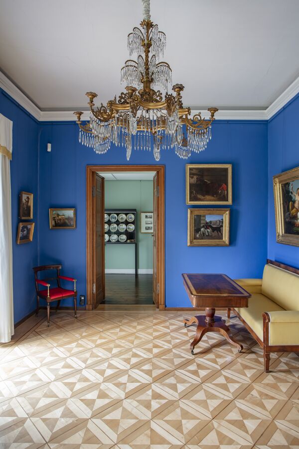 Blick in das die Bibliothek, die wegen der blauen Wände auch Blaues Eckzimmer genannt wird 