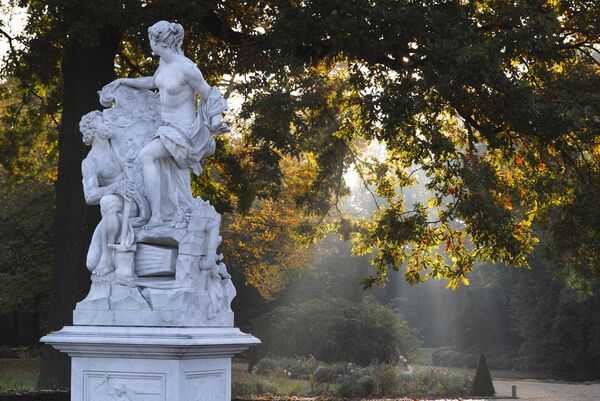 La lumière du soir brille sur un rondin figuratif français dans le parc de Sanssouci