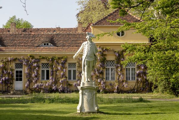 Statue von Friedrich II. im herbstlichen Marlygarten 