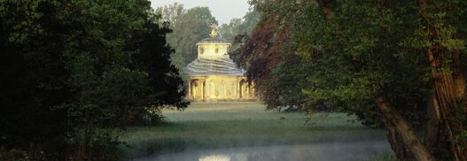 Chinesisches Haus im Park Sanssouci, Blick über den Parkgraben