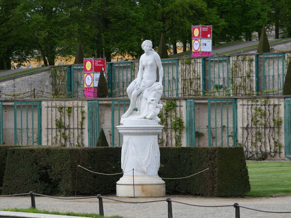 Park Sanssouci, im Hintergrund Stationen der Ausstellung „Re:Generation“
