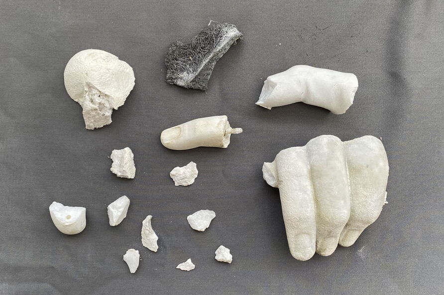 Geborgene Fragmente der Skulpturen der Neptungrotte