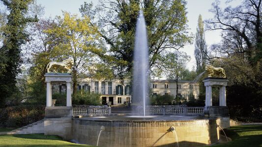 Schlossgarten Glienicke, Blick über die Löwenfontäne zum Schloss