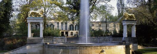 Schlossgarten Glienicke, Blick über die Löwenfontäne zum Schloss