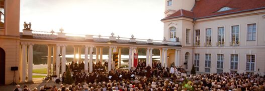 Kammeroper Schloss Rheinsberg – Aufführung im Schlosshof. Foto: Gerd Saelhoff Kammeroper Schloss Rheinsberg – Aufführung im Schlosshof