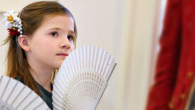 In der Museumswerkstatt © SPSG / Hagen Immel Zu Gast beim König: Höfische Tänze und prächtige Kostüme