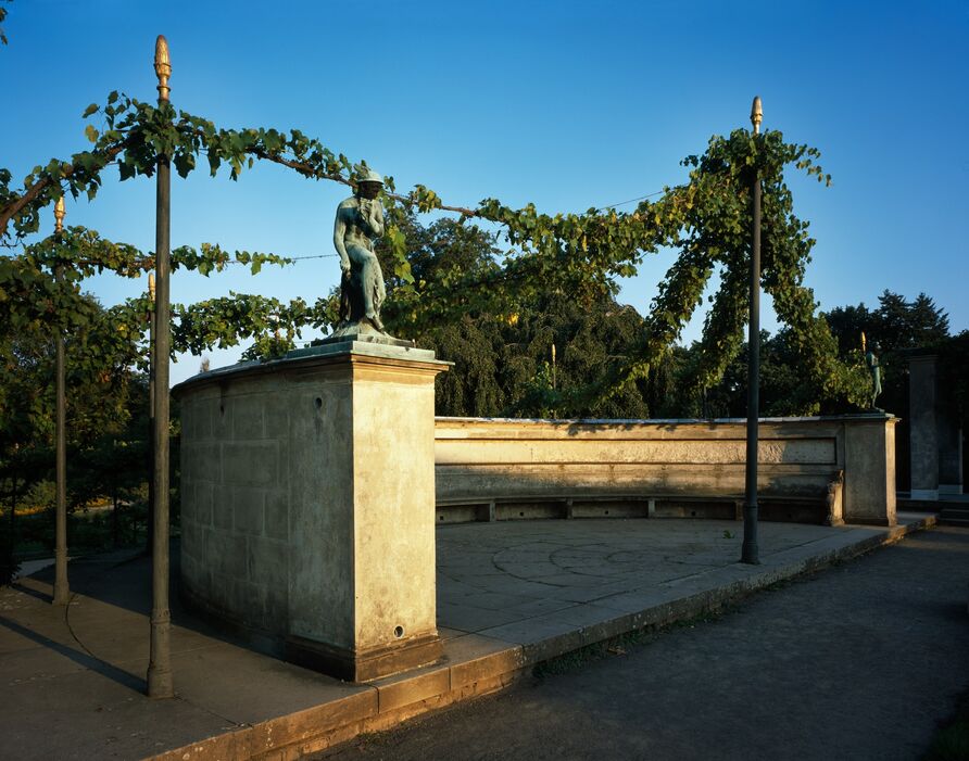 Schloss Charlottenhof, Exedra auf der Terrasse