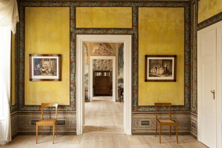 Blick zum gelben Wohnzimmer der Königin im Schloss Paretz 