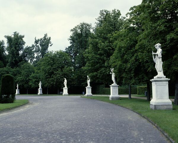 Park Sanssouci in Potsdam, Rehgarten: Skulpturen im Halbrondell vor dem Neuen Palais, im Vordergrund Apoll Lykeios und Urania