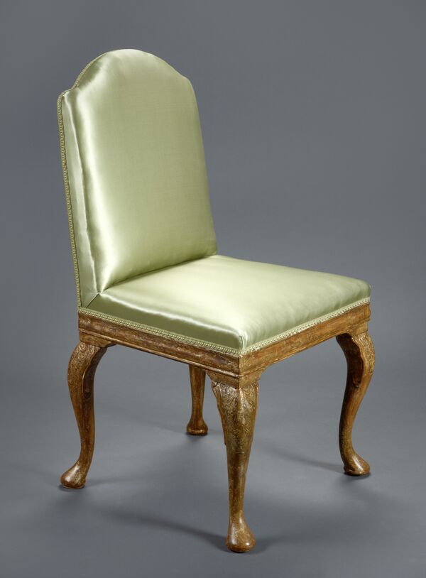 Armchair, Berlin, 1735/1740. Wood, carved and silver-coated, ochre-colored varnish, back and seat upholstered, green silk satin (renewed), IV 2081. Until 1945, the chair was part of the furnishings in the study of Crown Prince Frederick at Rheinsberg House. It was missing until 1998, and then bought back from a Rheinsberg possession. Today it is once again on display in the tower cabinet room.