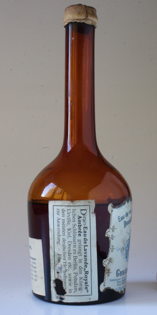 Raum-Parfum mit seitlich aufgeklebtem Etikett und dem Hinweis der Nutzung in den königlichen Schlössern, vor 1914
