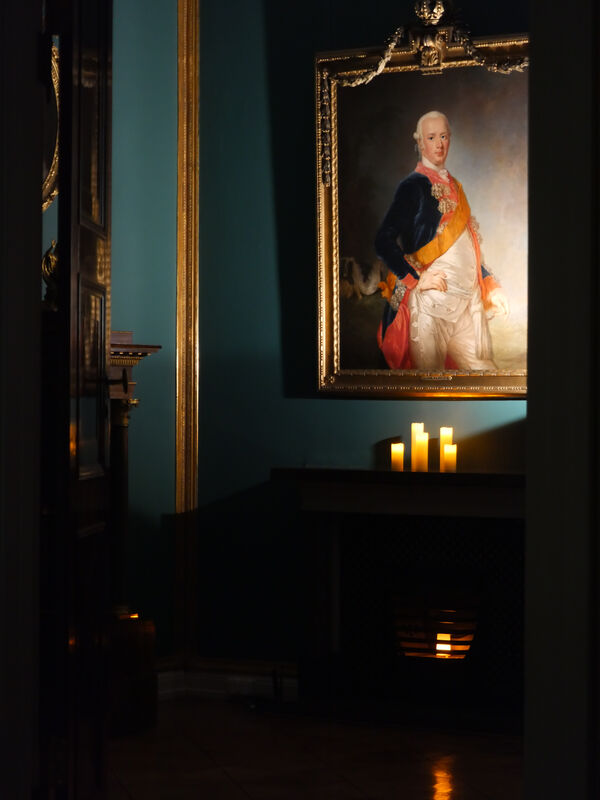 Beleuchtetes Porträt Friedrich Wilhelms II. zur Veranstaltung Königliches Leuchten am Heiligen See