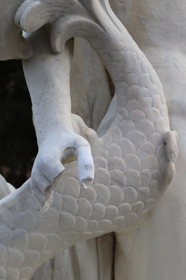 Im Detail: die zerstörte rechte Hand der Neptun-Skulptur
