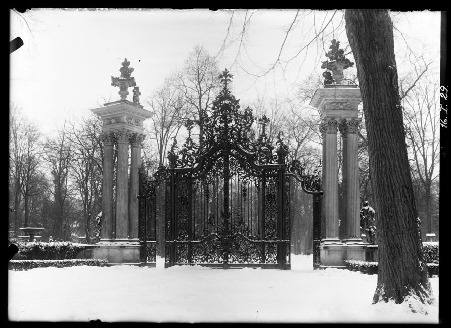 Portal am Haupteingang von Sanssouci vor dem Obelisken, vor 1931
