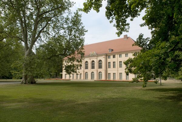 Blick über den Schlossgarten zum Schloss Schönhausen 