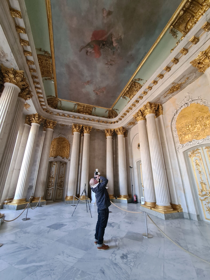 Ein Blick hinter die Kulissen. Frank Burchert bei seinem Besuch im Marmorsaal des Schlosses Sanssouci