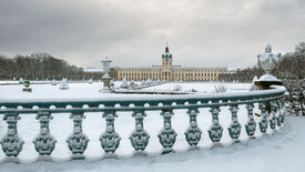 Schloss Charlottenburg, Blick von den Einfriedungen nahe des Karpfenteichs hin zum Schloss, im Winter © SPSG / Leo Seidel Vom Feiern und Schenken – Weihnachten und Festkultur