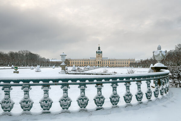 Schloss Charlottenburg, Blick von den Einfriedungen nahe des Karpfenteichs hin zum Schloss, im Winter