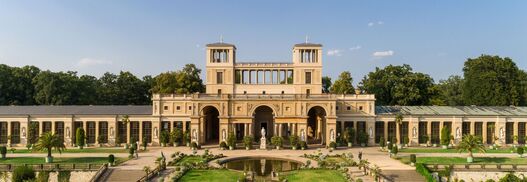 Blick auf den Mittelteil des Orangerieschloss im Park Sanssouci, mit Wasserbecken und Terrasse im Vordergrund