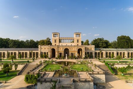 Blick auf den Mittelteil des Orangerieschloss im Park Sanssouci, mit Wasserbecken und Terrasse im Vordergrund