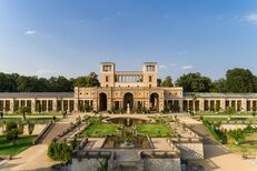 Blick auf den Mittelteil des Orangerieschloss im Park Sanssouci, mit Wasserbecken und Terrasse im Vordergrund