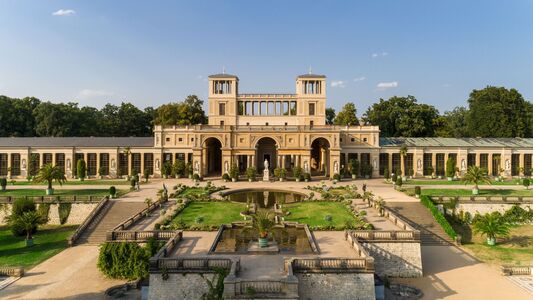 Blick auf den Mittelteil des Orangerieschloss im Park Sanssouci, mit Wasserbecken und Terrasse im Vordergrund