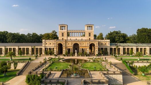 Blick auf den Mittelteil des Orangerieschloss im Park Sanssouci, mit Wasserbecken und Terrasse im Vordergrund