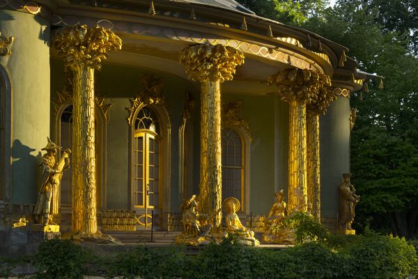 Blick auf die Vorhalle des Chinesischen Hauses mit goldenen Säulen und Figuren