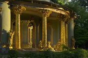 Blick auf die Vorhalle des Chinesischen Hauses mit goldenen Säulen und Figuren