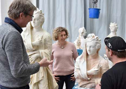 Neugierig und interessiert: Anja Matthesius im Skulpturenatelier zwischen der Originalskulptur (links) und dem Gipsmodell, mit den Restauratoren Roland Will und Robert Freund