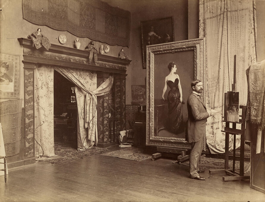 John Singer Sargent im Pariser Atelier mit seinem berühmten Porträt der Madame X, 1884