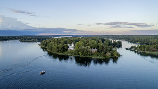 Pfaueninsel, Luftaufnahme, Blick auf die südwestliche Seite der Insel mit Schloss und Schweizerhaus, rechts im Bild der Fähranleger