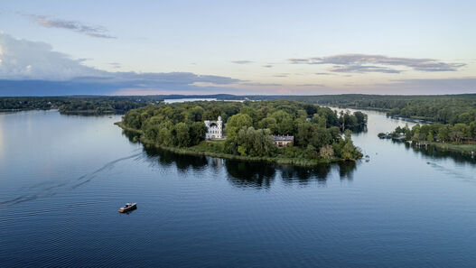 Pfaueninsel, Luftaufnahme, Blick auf die südwestliche Seite der Insel mit Schloss und Schweizerhaus, rechts im Bild der Fähranleger