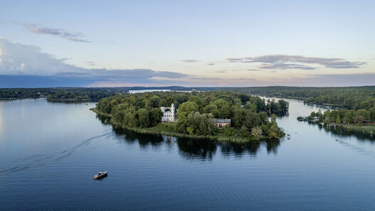 Pfaueninsel © SPSG / Reinhardt & Sommer Pfaueninsel, Luftaufnahme, Blick auf die südwestliche Seite der Insel mit Schloss und Schweizerhaus, rechts im Bild der Fähranleger