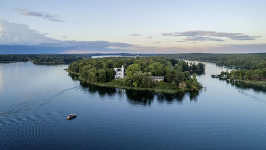 Pfaueninsel, Luftaufnahme, Blick auf die südwestliche Seite der Insel mit Schloss und Schweizerhaus, rechts im Bild der Fähranleger