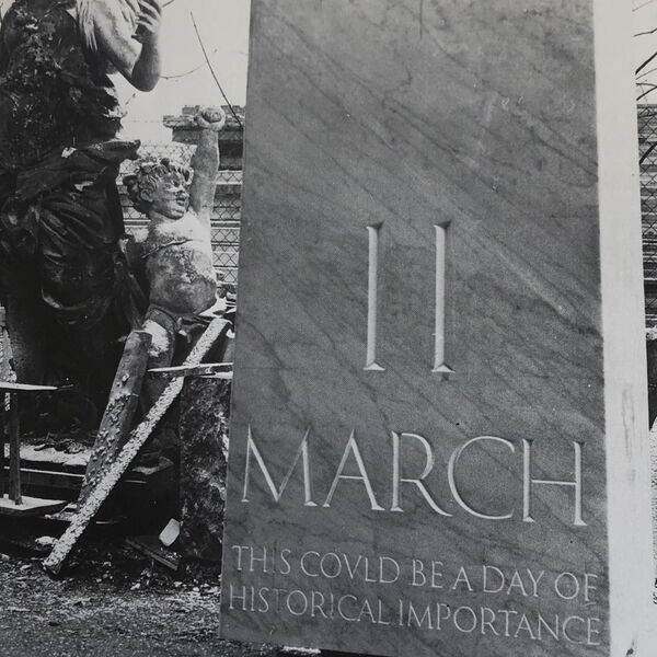 Inschrift, aus: Braco Dimitrijevic (1979): Ein Obelisk jenseits von Geschichte. 11. März. Dies könnte ein Tag von historischer Bedeutung sein. Berliner Künstlerprogramm des DAAD und die Autoren. Auflage: 600. 