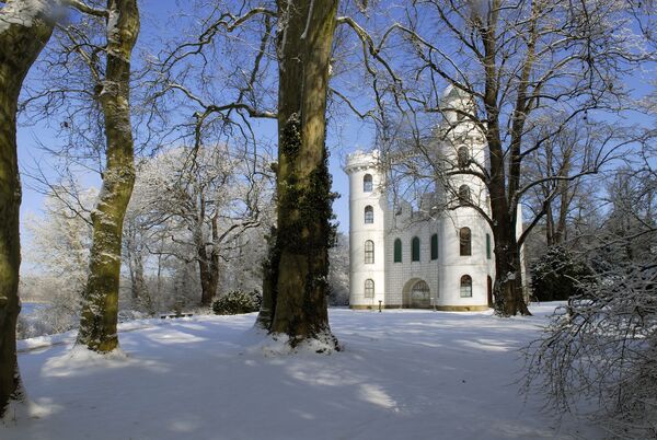Schloss auf der Pfaueninsel in einer winterlichen Landschaft