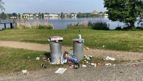 Aufräumen am Ufer im Park Babelsberg