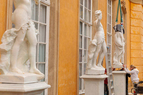 Aufstellung der Skulpturen an den Neuen Kammern von Sanssouci